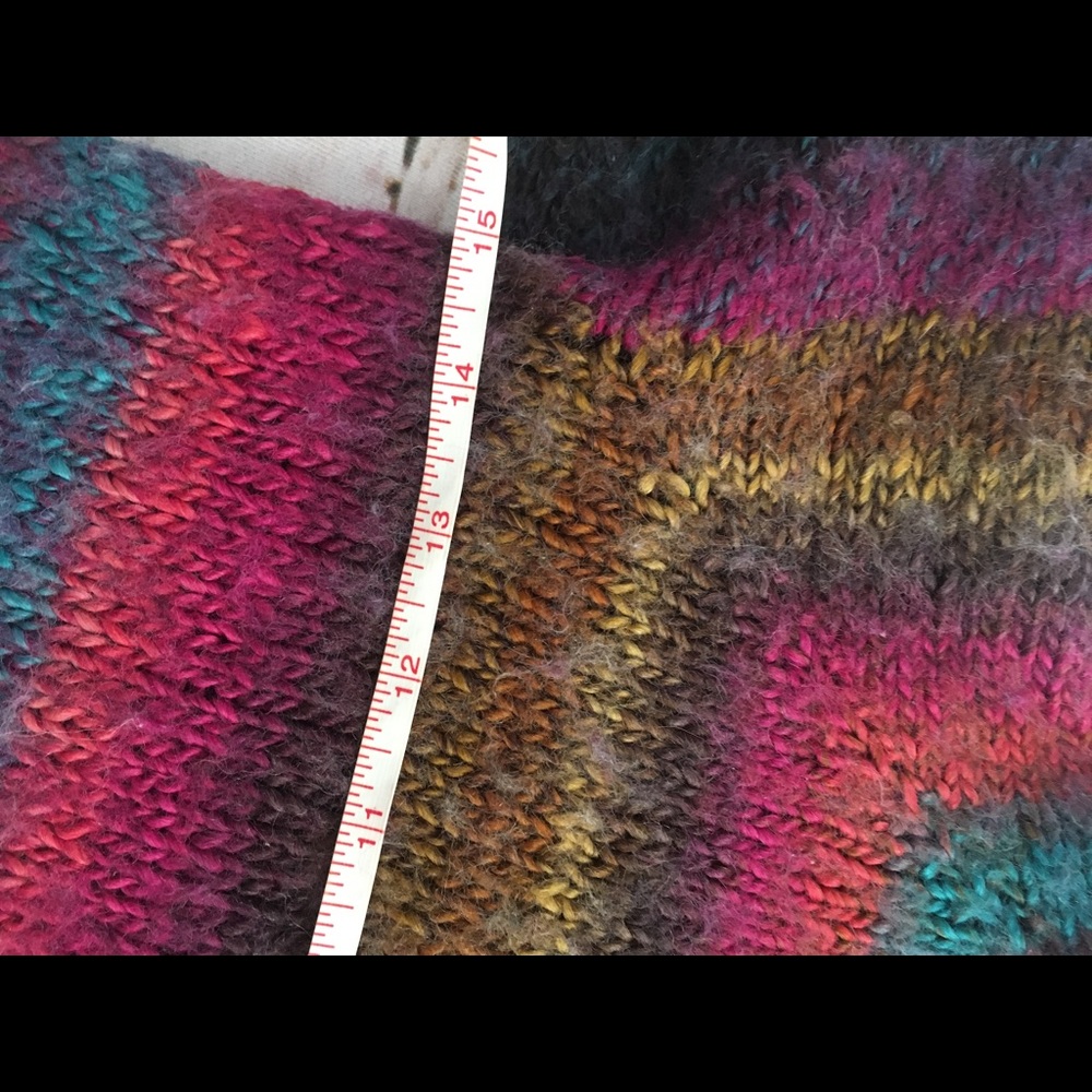 Handmade wool hooded sweater beautiful for fall - Picture 6 of 8